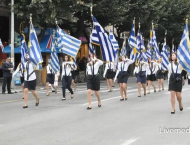 Η μαθητική παρέλαση στη Θεσσαλονίκη: Πρωταγωνιστές τα μίνι και το τούλινο φόρεμα της Πατουλίδου (φωτο)
